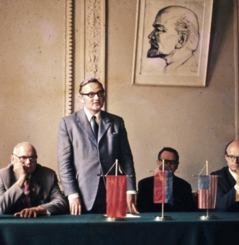 Latvijas Kultūras sakaru komitejas ar tautiešiem ārzemēs valdes priekšsēdētājs Imants Lešinskis uzrunā nezināmu auditoriju. 20. gs. 70. gadi.
