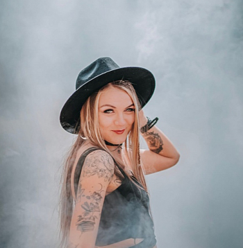 Laura Kampāne: "Es apzinos, ka manu sarakstīto dzeju nevar ierakstīt apsveikuma kartītē, bet tā arī ir mana unikālā iezīme, ka mans rakstītais nav domāts ikvienam lasītājam."