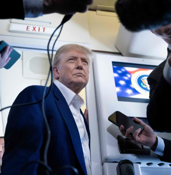 Tramps pa ceļam uz Hāgu prezidenta lidmašīnā "Air Force One" atbild uz žurnālistu jautājumiem. 2025. gada 24. jūnijs.