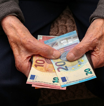 Pirmie uz jaunajām piemaksām jeb bāzes pensiju var cerēt paši vecākie pensionāri – tie, kas jau pārkāpuši 85 gadu slieksni.