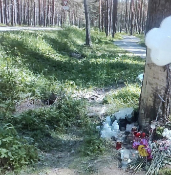 Par traģēdiju Ventspilī Bangu ielā pērn liecināja avārijas vietā noliktie ziedi un sveces, kas tika veltīti bojāgājušajai skolniecei Laurai. 