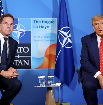 ASV prezidents Donalds Tramps (no labās) un NATO ģenerālsekretārs Marks Rite trešdien NATO samitā Hāgā.