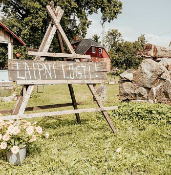 Šāds aicinājums liek ceļotājiem mest kautrību pie malas un ļauties saimnieku viesmīlībai.