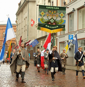 Simtiem festivāla "Baltica" dalībnieku piedalījās gājienā, kas vijās caur visu Vecrīgu. Šoreiz gājiens nebija izkārtots pa novadiem, kā parasti, bet jauktā "valodas pīnē".