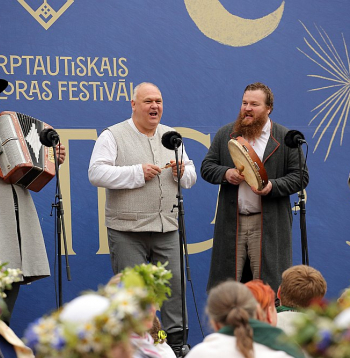 Festivāla "Baltica" atklāšanas koncertā "Diždažādi" uz skatuves vīru kopa "Rūžupes veiri", kas tapa pirms sešiem gadiem pēc Rožupes kultūras nama ierosmes. Kopā sanākušie vīri ir no Līvāniem, Rožupes un Sutriem.