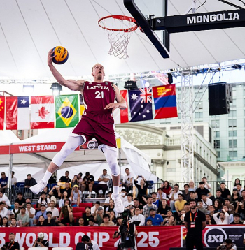 Kristaps Dārgais arī 34 gadu vecumā lido virs groza stīpas.