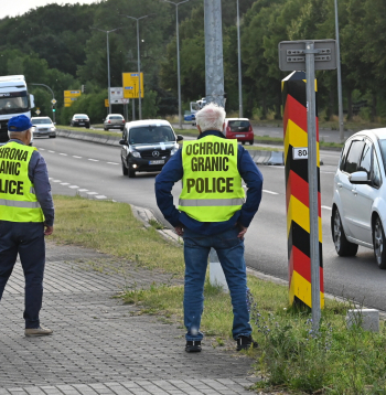 Pašorganizēta civilā patruļa uz Polijas un Vācijas robežas Lubješinā, Polijā, 2025. gada 27. jūnijā. Apmēram 300 iedzīvotāju pulcējās "Polijas robežu aizsardzības" akcijā, lai novērstu nelegālu robežas šķērsošanu no Vācijas uz Poliju.