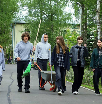 Skolēnu vasaras nodarbinātības programmā jaunieši strādā arī aprūpes centrā "Stella Maris" Rīgā.