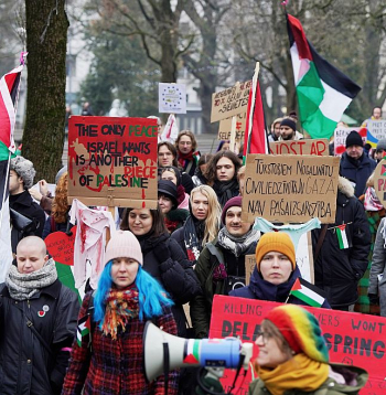 Palestīnas atbalstītāju gājiens Rīgas ielās, kurā piedalās arī "Latvijas PEN" vadītāja Katrīna Rudzīte.