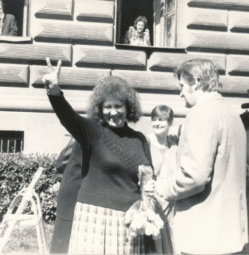 Augstākās padomes deputāti Ita Kozakēviča un Jānis Kinna pēc balsojuma par 4. maija neatkarības deklarāciju. 1990. gada 4. maijs.