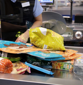 Aptaujā 59,1% pircēju atzinuši, ka norādes par pārtikas preču ražotājvalsti cenu zīmēs neietekmē viņu izvēli. Galvenais kritērijs pirkuma veikšanai joprojām ir cena.