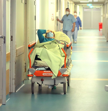 Stradiņa slimnīcas Neatliekamās medicīnas centra (NMC) darba vides problēmas vairs nav nekāds noslēpums un ir izskanējušas ārpus slimnīcas sliekšņa, tāpēc sertificēti ārsti un ārstu palīgi tur neraujas strādāt.