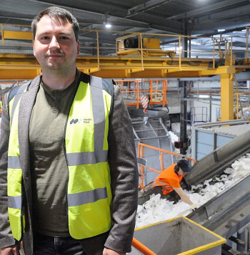 SIA "Nordic Plast" direktors Andris Trumars: "Piecdesmit procentus no nepieciešamā izejvielu daudzuma nodrošina Latvija un Lietuva, bet otri piecdesmit procenti tiek iepirkti citās Eiropas valstīs. Tālākā robeža, no kuras ir ekonomiski racionāli vest pārstrādei paredzētos maisiņus, ir Francija un Spānija, Pireneju kalni, kā arī Dienviditālija."