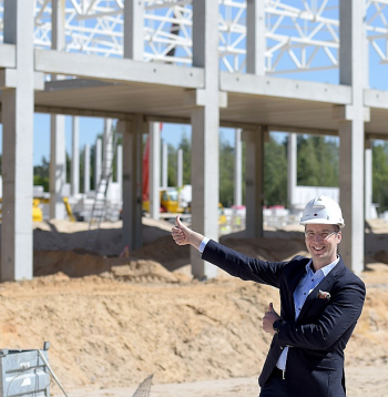 "Sirin Development" izpilddirektors Laurins Kuzavs pie viena no uzņēmuma loģistikas parku jaunbūves 2019. gadā. Pašlaik uzņēmums jau ir uzbūvējis un pārvalda divus loģistikas parkus Rumbulā un Mārupē, bet pie tā apstāties negrasās.