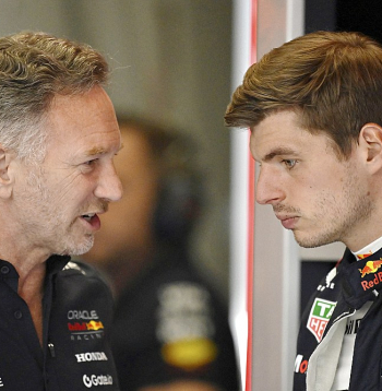 Vēl pagājušajā nedēļā Kristians Horners (no kreisās) Lielbritānijas "Grand Prix" izcīņā deva padomus četrkārtējam pasaules čempionam Maksam Verstapenam, bet tagad F-1 aprindās ietekmīgais brits ir palicis bez darba.