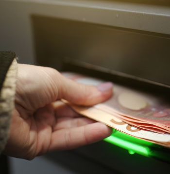 Privātpersonas kā varēja, tā varēs joprojām iemaksāt naudu bankomātos un izņemt no tiem skaidru naudu komercbanku atļauto limitu ietvaros.