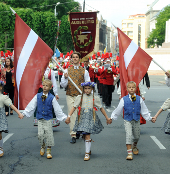 Pēc desmit gadu pārtraukuma Rīga atkal ir sagaidījusi Skolēnu dziesmu un deju svētku dalībnieku gājienu. Attēls no 2015. gada.