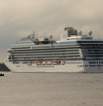 Kruīza kuģis "Oceania Vista" Rīgā.