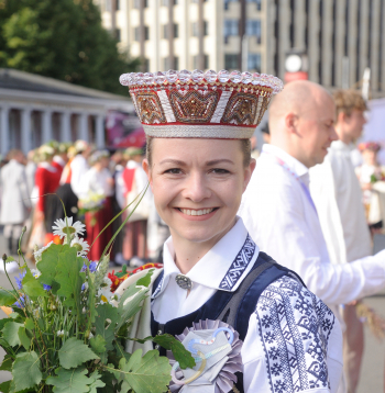 Skolu jaunatnes dziesmu un deju svētku gājiens.