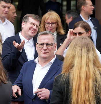 Viesturs Kleinbergs nav tipisks "Progresīvais" un arī pats ik pa laikam sevi raksturo kā konservatīvu. Taču, iespējams, tieši tas atviegloja viņa sadarbību domē ar pārējām latviskajām partijām.