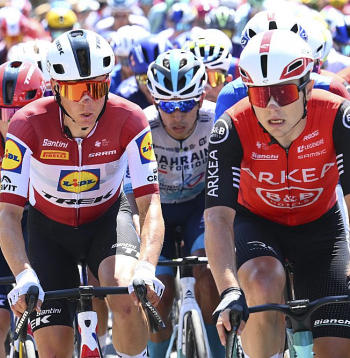 ZUMA PRESS/SCANPIX FOTO

Toms Skujiņš (pirmais no kreisās), kurš "Tour de France" startē Latvijas čempiona krekliņā, nereti ir redzams peletona priekšgalā, jo aktīvi strādā komandas līderu Matīasa Skjelmosa un Džonatana Milana labā.