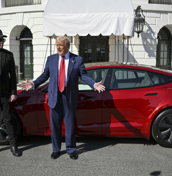 Prezidents Donalds Tramps un "Tesla" izpilddirektors Īlons Masks runā ar reportieriem pie sarkanas "Tesla Model S" automašīnas Baltā nama Dienvidu zālienā, 2025. gada 11. martā, Vašingtonā.