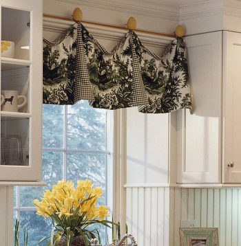 Neliels dekors loga augšpusē.