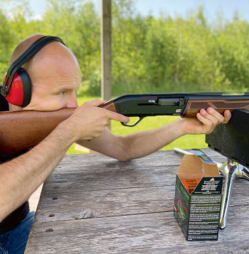 Veikala "Huberts" pārstāvis Armands Reķis, testējot munīciju.