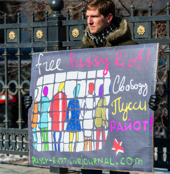 Atbalsts "Pussy Riot" meitenēm.