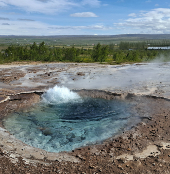 Viens no tūristu visapmeklētākajiem dabas objektiem Islandē ir Geizeru
parks. 