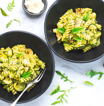 Fusilli ar cukīni un ķiplokiem.