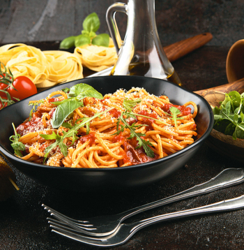 Spageti ar rukolu un kaltētiem tomātiem.