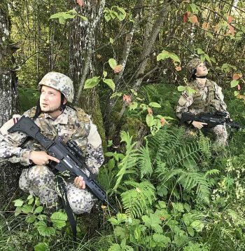 Gaisā drons – rezervistiem jāspēj noslēpties un vienlaikus novērot lidaparātu.