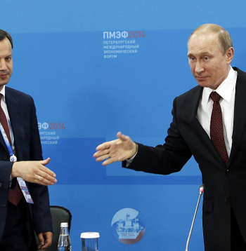 Arkādijs Dvorkovičs (no kreisās) 2014. gadā Sanktpēterburgas ekonomiskajā forumā kopā ar Krievijas diktatoru Vladimiru Putinu. Bijušais Krievijas vicepremjers, bet tagad Starptautiskās šaha federācijas (FIDE) prezidents šonedēļ spēlēja šahu turnīrā Jūrmalā.