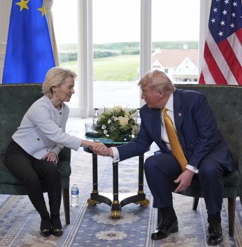 Prezidents Donalds Tramps spiež roku Eiropas Komisijas priekšsēdētājai Urzulai fon der Leienai, viņiem tiekoties Trampa golfa laukumā "Trump Turnberry" Tērnberijā, Skotijā, svētdien, 2025. gada 27. jūlijā.