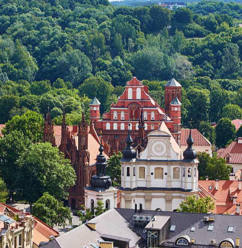 Viļņas vecpilsētā atrodas 40 baznīcas, katra ar savu stāstu.