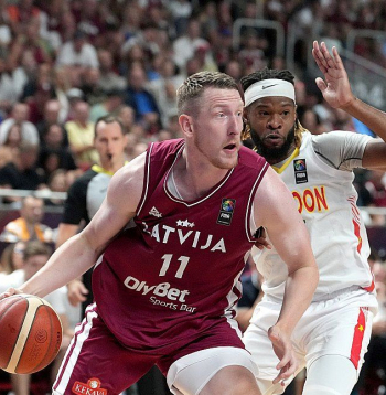 Rolands Šmits ir Latvijas apmaksātākais basketbolists, neskaitot Kristapu Porziņģi. Informācija gan ir neoficiāla, bet zinātāji runā, ka Stambulas "Anadolu Efes" viņam maksā 1,2 miljonus eiro sezonā. Valmierietim līgums ar Turcijas grandu ir spēkā uz vēl vienu gadu.