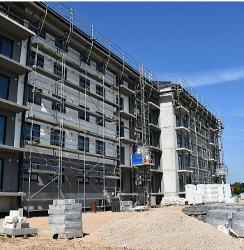 Top nams Bauskā, Ceriņu ielā. Kad Bauskas novada pašvaldība pieņēmusi noteikumus 2023. gadā, maksa bijusi plānota 6,39 eiro par kvadrātmetru, bet, ja īres līgumu noslēgtu 2025. gadā, tie būtu jau 6,47 eiro par kvadrātmetru. Baušķenieki lēš – par zemu cenu to nenosauksi un daudzi to nemaz nevar atļauties.