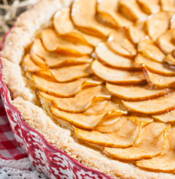 Biezpiena mīklas un ābolu tarte.