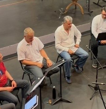 Ainars Mielavs izpilda dziesmu “Ai, jel manu vieglu prātu” a cappella versijā kopā ar vīru vokālo grupu “Schola Cantorum Riga”.