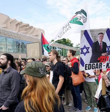 Piektdien, 1. augustā, Rīgā notika gājiens no Dailes teātra līdz laukumam pie Rīgas Kongresu nama. Gājienu organizēja kustība "Par brīvu Palestīnu". Kā iepriekš postulēja organizatori, "protesta mērķis ir pieprasīt Latvijas valdībai pārtraukt līdzdalību Izraēlas noziegumos". Tāpat gājiena dalībnieki iestājās "par taisnīgumu, atbildību un pilnīgu palestīniešu tiesību atzīšanu". Organizatori aicināja protesta apmeklētājus "radīt troksni par Gazu, ņemot līdzi un dauzot katlus un pannas – protesta simbolu, ko visā pasaulē izmanto, lai pievērstu uzmanību Izraēlas blokādes radītajam badam Palestīnā".
