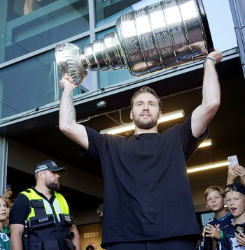 Vakar Latvijā trešo gadu pēc kārtas uz vienu dienu viesojās Stenlija kauss, un otro vasaru no vietas to sarūpēja Uvis Balinskis. Sezonu pirms tam prestižā trofeja uz Rīgu ceļoja, pateicoties Teodoram Bļugeram.