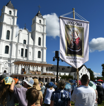 Svētceļnieki piedalās Vissvētākās Jaunavas Marijas Debesīs uzņemšanas svētkos Aglonā.