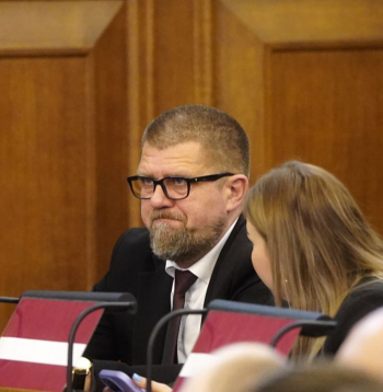 Deputāts Viktors Pučka Saeimas sēdē 2024. gada aprīlī.