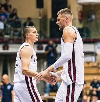 Latvijas izlases soda laukuma sargi – Kristaps Porziņģis (no labās) un Andrejs Gražulis.