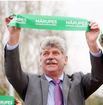 Andrejs Ence iepriekš bijis Babītes novada domes priekšsēdētājs un Mārupes novada domes priekšsēdētājs. Šogad viņš ievēlēts par deputātu Mārupes novada domē no Latvijas Reģionu apvienības.