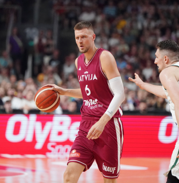 Latvijas basketbola izlases spēlētājs Kristaps Porziņģis (nr.6, sarkanā tērpā) pārbaudes spēlē basketbolā starp Latvijas un Lietuvas valstvienībām "Xiaomi arēnā".