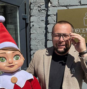 Kristaps Štobis ar "December Design" talismanu – elfu, ko kolēģi iesaukuši par Borisu. "Boriss nekad nav atstājis mūsu biroja telpas, bet viņa vecāko brāli jau vairākus gadus Ziemassvētku laikā var satikt Liepājā, lidojot gaisa balonā."