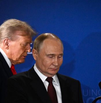 Vladimirs Putins un Donalds Tramps Aļaskā.