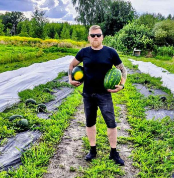 "No plānotajām četrām tonnām šogad arbūzu raža būs tikai 1,2 tonnas. Mūsu lauki atrodas netālu no Jūrmalas, un ražu galvenokārt negatīvi ietekmēja līča ziemeļu vēji. To dēļ jūnijā bites nevarēja palidot un nenotika apputeksnēšanas," stāsta Aldis Stabulnieks no Gātciema Mārupes novadā, kurš arbūzus lielākos apjomos audzē otro gadu.